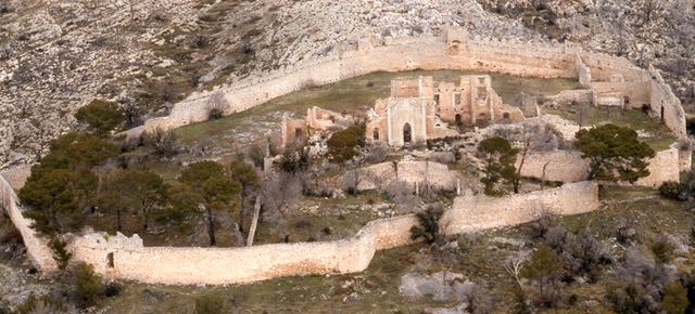 Vue aérienne du castellas et du village